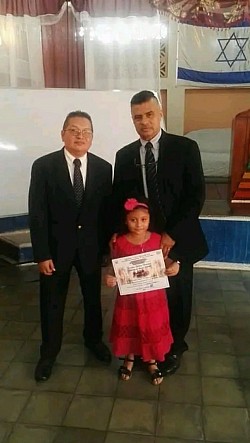 Pastoral entregando diplomas