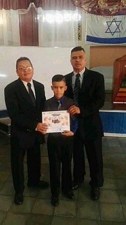 Pastoral entregando diplomas
