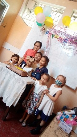 Niños cantando feliz cumpleaños