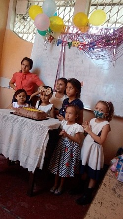 Niños cantando