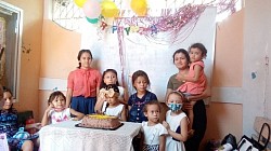 Niños y madre de la niña cumpleañera