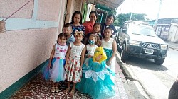 Niños formados para quebrar la piñata