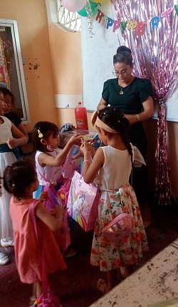 Maestra junto con sus alumnos