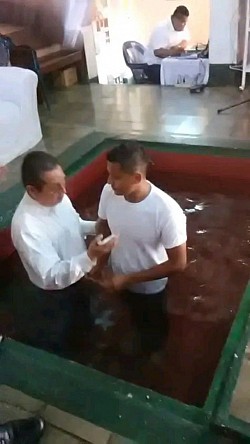 Reverendo Marvin Ocampo bautizando al joven segundo Alemán junior
