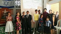 Adolescentes cantando un especial