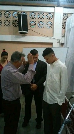 Siervos del señor ministrando a joven Robin Jonathan