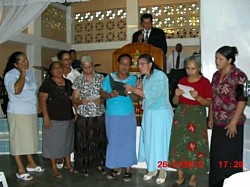Ancianas del tabernáculo cantando un especial