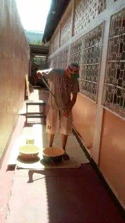 Joven Robin Jonathan sirviendo al señor en la casa de Dios