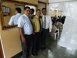 Hermanos en sus puestos del deber