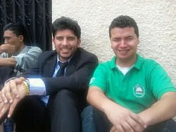 Jóvenes de la iglesia con hermano extranjero