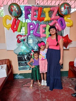 La cumpleañera con su mama y hermana